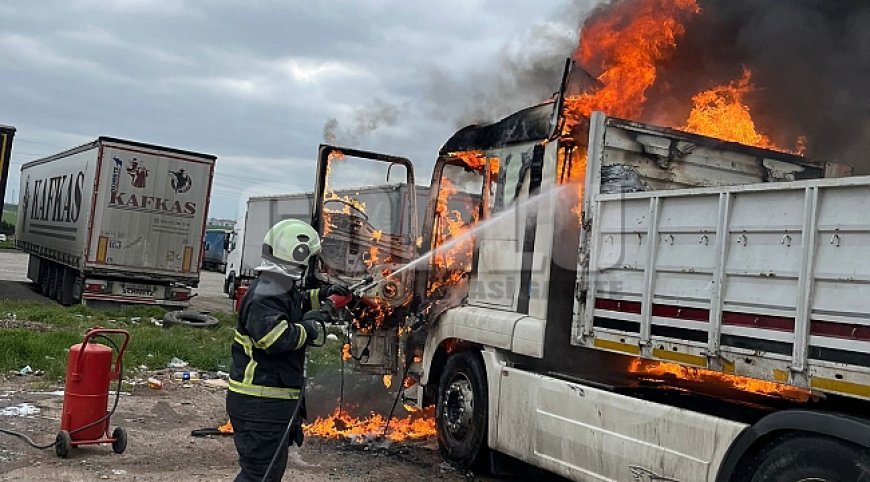 Tekirdağ’da park halindeki tır alev alev yandı