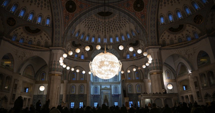 Yurtta Ramazan Bayramı heyecanı. Camilerden bayram namazı kareleri