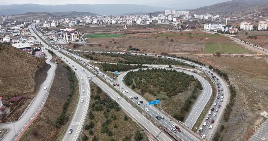 Milyonlarca öğrenci pazartesi ders başı yapacak. 43 ilin geçiş noktasında yoğun trafik