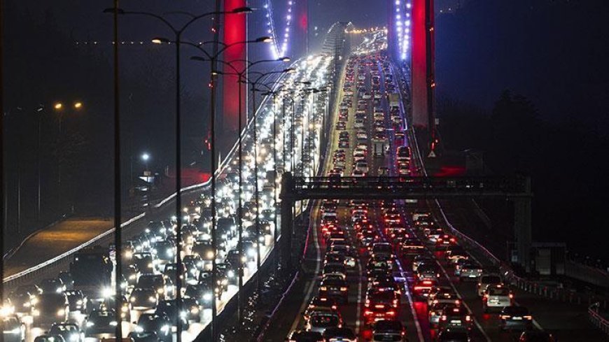 İstanbul'da gece saatlerinde trafik yoğunluğu!