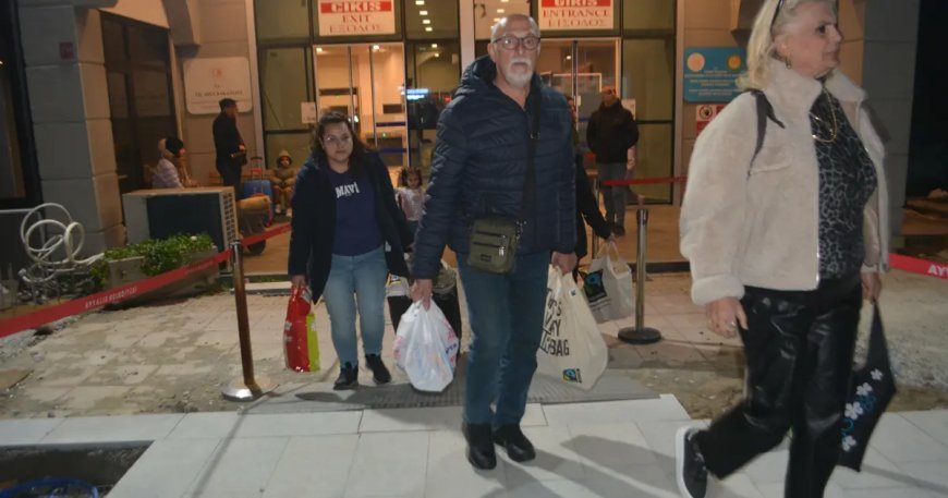Midilli Adası'nda kriz çözüldü. Mahsur kalan Türk tatilciler yurda döndü