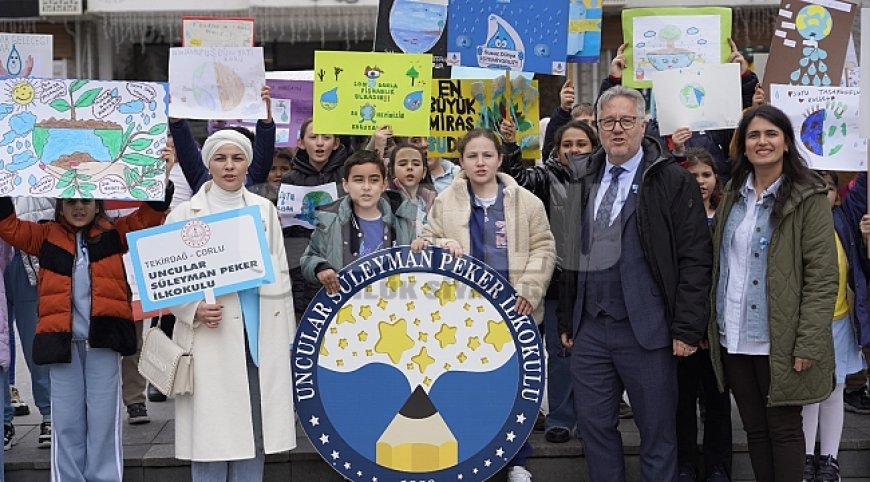 Öğrencilerden Mavi Dünya Gününde Barış İçin Su