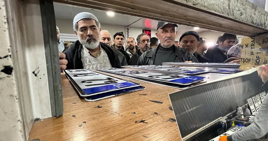 Gece gündüz plaka basılıyor. Süre azaldı, uzun kuyruklar oluştu
