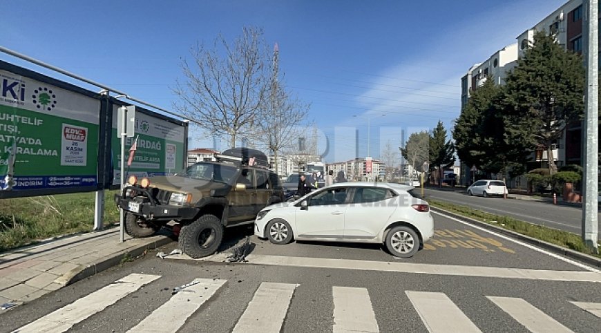 Tekirdağ'da otomobilin park halindeki cipe çarptığı kaza kamerada