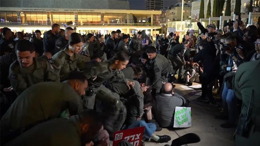 İsrail polisi savaş karşıtlarına saldırdı! Tel Aviv'deki gösteride Netanyahu ve Trump'a büyük öfke