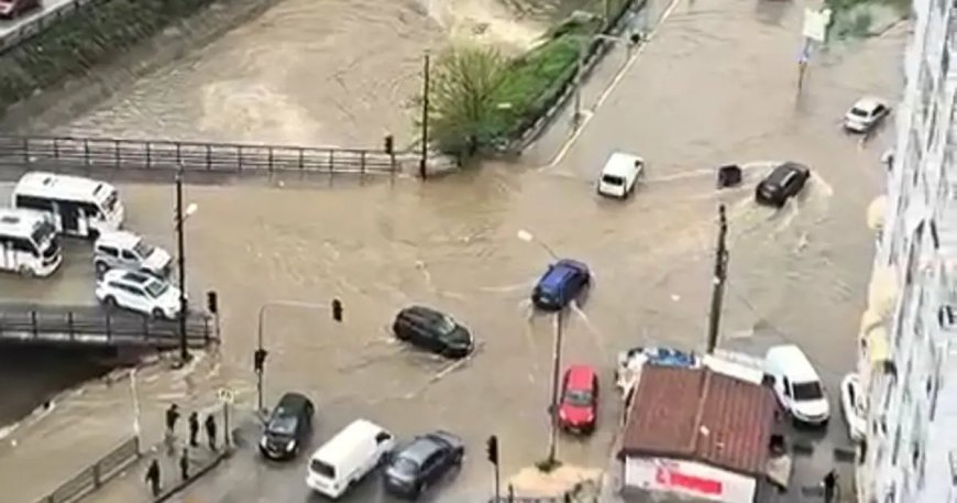 Adana'da yağmur hayatı felç etti: Dereler taştı, yollar göle döndü