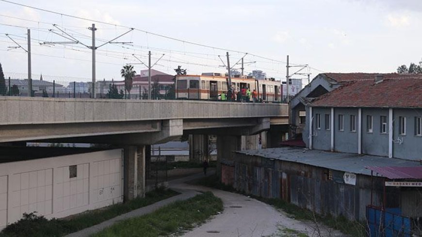 Adana'da korku dolu anlar! Hafif raylı sistemin vagonu raydan çıktı