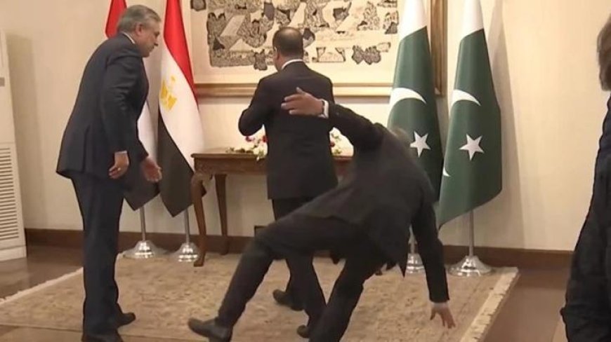 Pakistan Dışişleri Bakanı, mevkidaşını karşılarken bir anda yere yığıldı