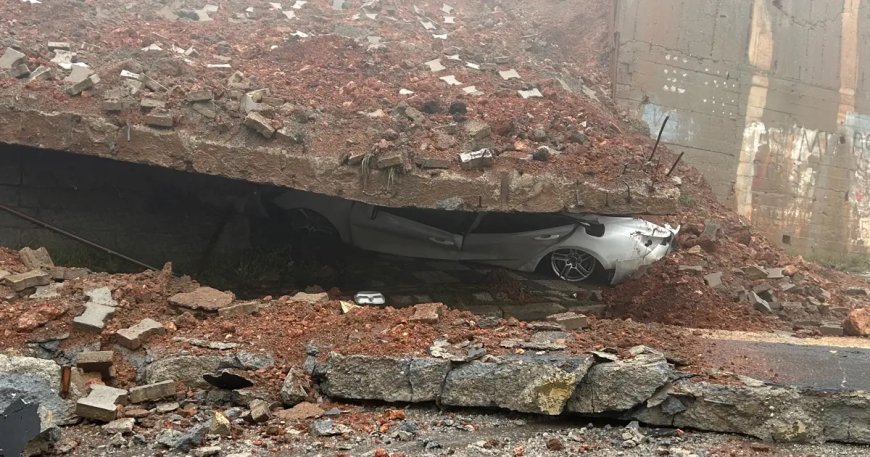 Maltepe'de okulun istinat duvarı çöktü. Park halindeki araç ezildi