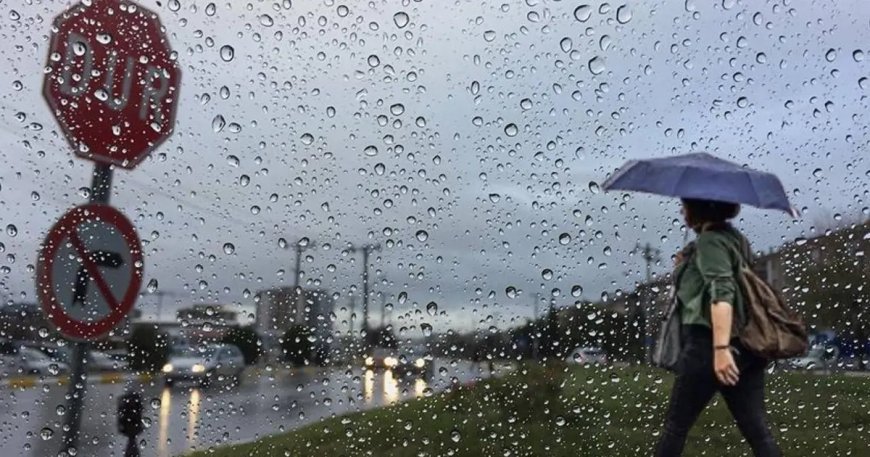 İstanbul'da sağanak yağış ve sis. Hava ve deniz ulaşımında bazı seferler iptal edildi