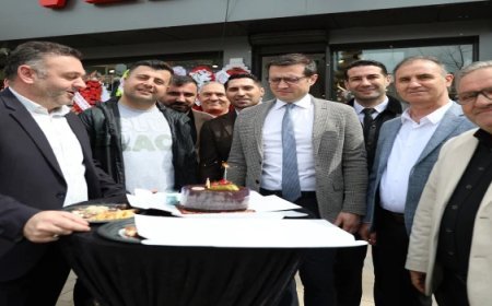 BAŞKAN AKAY VE PROTOKOL ÜYELERİNDEN ERKAN ZÜMBÜL’E SÜRPRİZ DOĞUM GÜNÜ KUTLAMASI