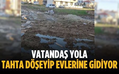Vatandaş yola tahta döşeyip evlerine gidiyor