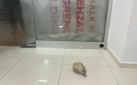 Manisa’da CHP ilçe binasına taşlı saldırı! Parti binasının camları indirildi