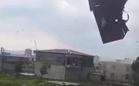 Kuvvetli rüzgar evin çatısını uçurdu