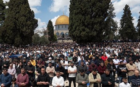 41 gün kapalı tutulan Mescid-i Aksa'da ilk cuma namazı! On binlerce Müslüman akın etti