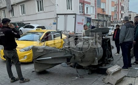 Harç karma makinesi, ticari taksinin üzerine devrildi