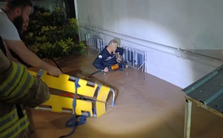 Mardin'de sağanak hayatı olumsuz etkiledi. Mahsur kalanları itfaiye kurtardı