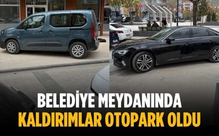 Belediye meydanında kaldırımlar otopark oldu