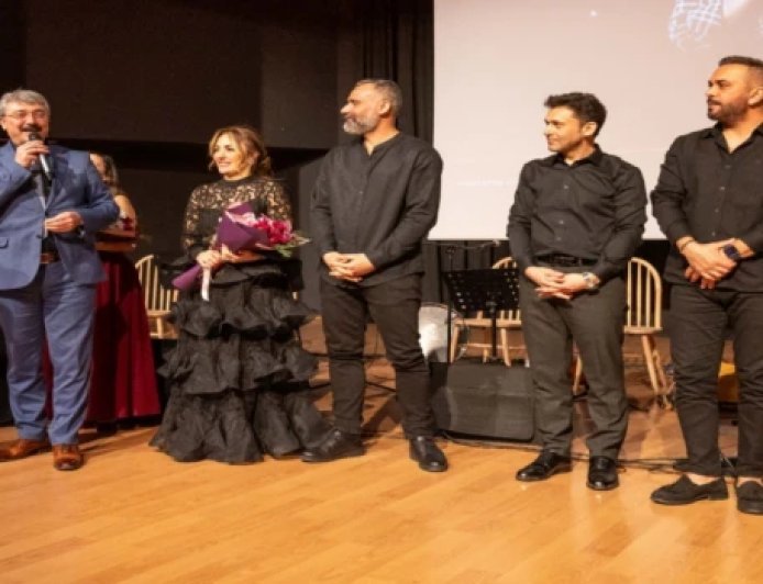 TÜRKÜLERLE ZAMAN YOLCULUĞU: SALON DOLDU, DUYGULAR TAŞTI