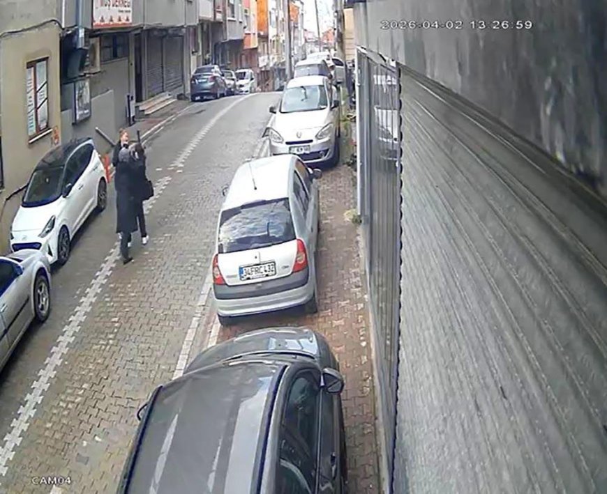 Sokak ortasında dehşet! Servise binerken yakaladıkları kadını bayılana kadar dövdüler