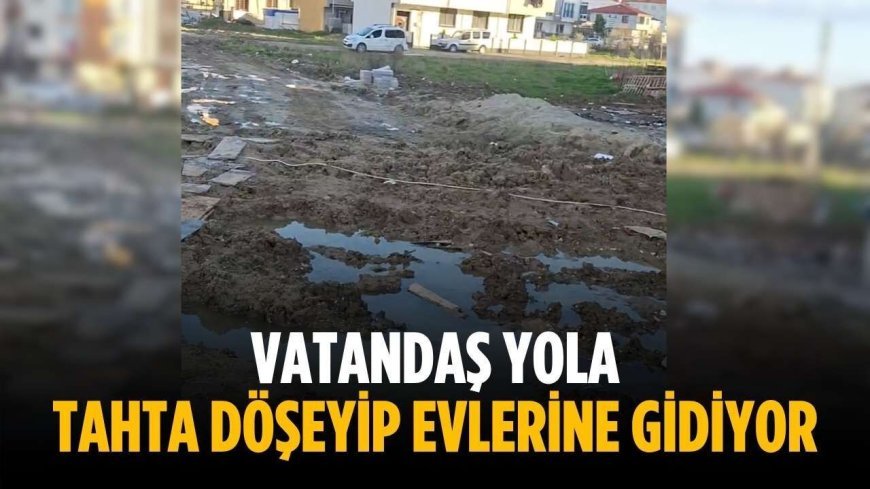 Vatandaş yola tahta döşeyip evlerine gidiyor