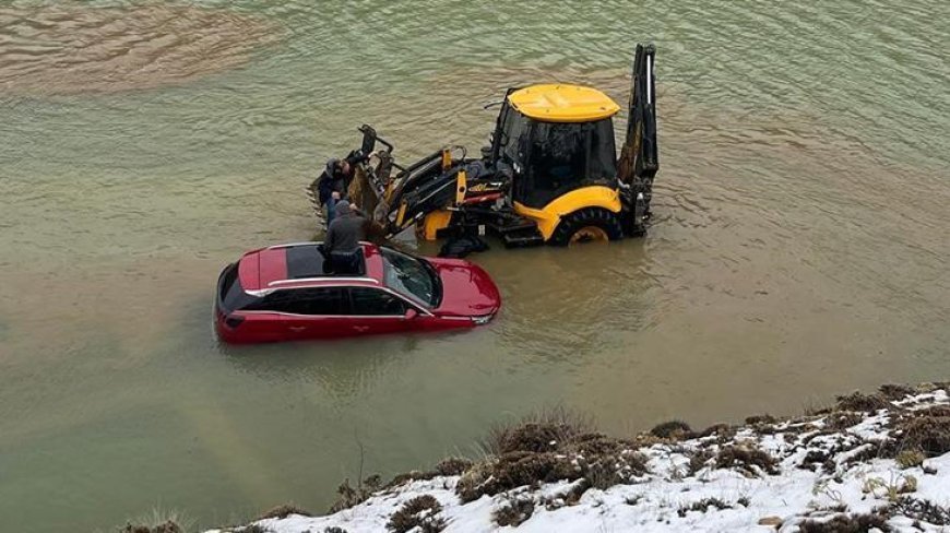 Sağanak yayla yolunu göle çevirdi, 4 kişilik aile mahsur kaldı