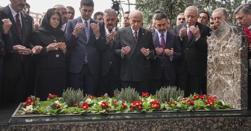 Devlet Bahçeli, Alparslan Türkeş'in kabrini ziyaret etti