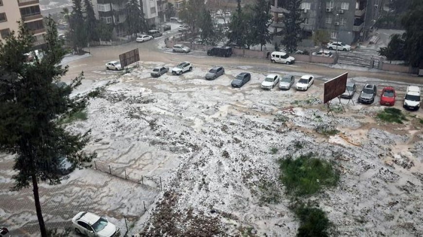 Meteoroloji'nin 'sarı' kodla uyardığı Adana'da cadde ve sokaklar beyaza büründü