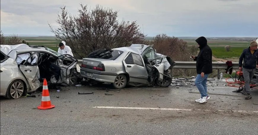 Eskişehir-Ankara yolunda otomobil karşı şeride geçti. 4 ölü, 2 yaralı