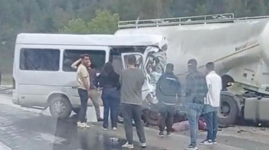 Isparta-Antalya kara yolunda can pazarı! Tır ile minibüs çarpıştı: 7 ölü, 7 yaralı
