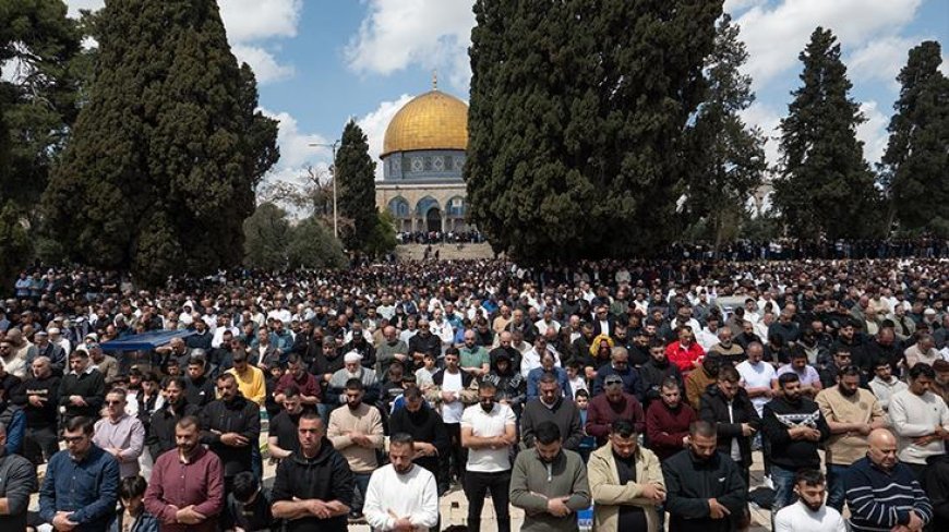 41 gün kapalı tutulan Mescid-i Aksa'da ilk cuma namazı! On binlerce Müslüman akın etti