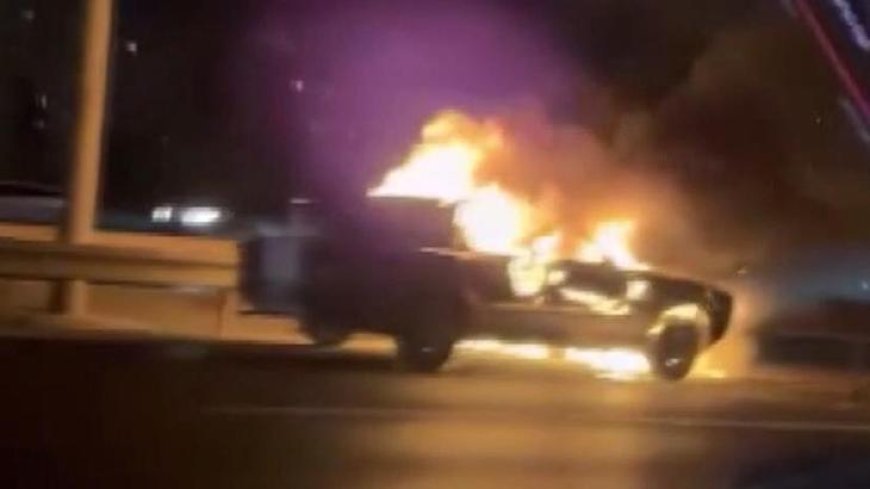 Ümraniye TEM Otoyolu’nda otomobil alev alev yandı