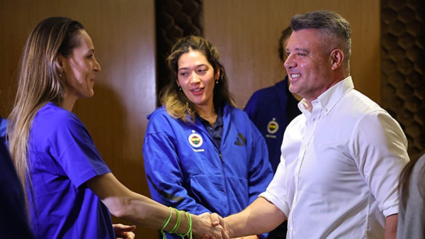 Fenerbahçe Başkanı Sadettin Saran, kadın voleybolcularla bir araya geldi!