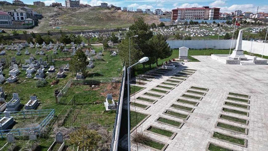 Sivas’taki mezarlıkta gizemli kıble farkı! Şehitlik ile sivil mezarlar farklı yönde