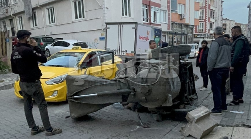 Harç karma makinesi, ticari taksinin üzerine devrildi