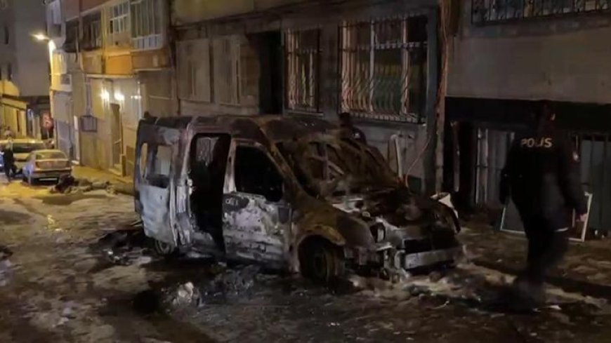 Fatih'te park halindeki hafif ticari araç alev alev yandı
