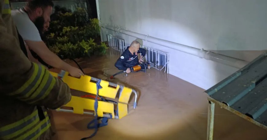 Mardin'de sağanak hayatı olumsuz etkiledi. Mahsur kalanları itfaiye kurtardı