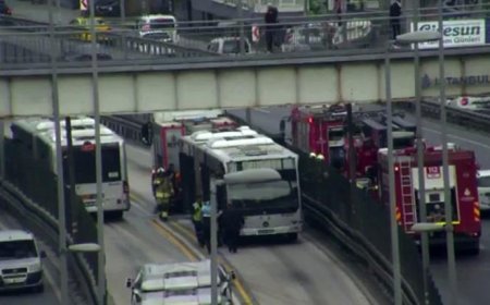 Son dakika... İstanbul'da metrobüs yangını! Seferlerde aksama meydana geldi