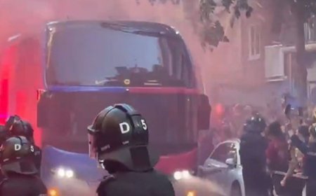 Barcelona taraftarı kendi takım otobüsünü taşladı! El Clasico öncesi büyük karışıklık