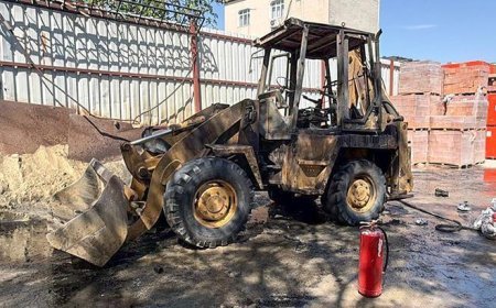 Yer: Küçükçekmece! Park halindeyken yanan iş makinesi kullanılamaz hale geldi