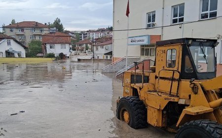 Samsun'da sağanak etkili oldu! Yollar göle döndü, araçlar sele kapıldı