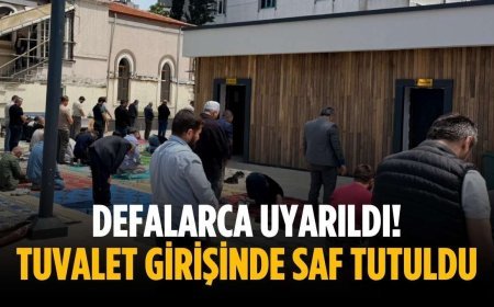 Defalarca uyarıldı! Tuvalet girişinde saf tutuldu