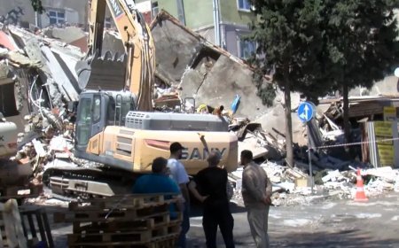 Küçükçekmece'de yıkımı yapılan bina çöktü