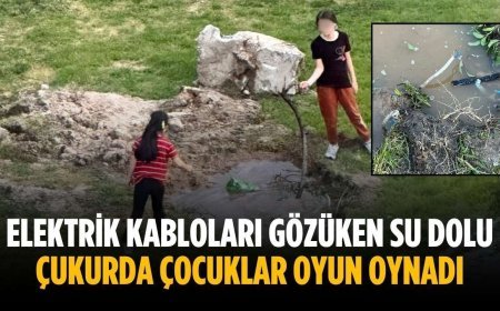 Elektrik kabloları gözüken su dolu çukurda çocuklar oyun oynadı
