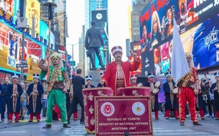 Tarihi görüntüler! New York'un göbeğinde Mehteran rüzgarı esti