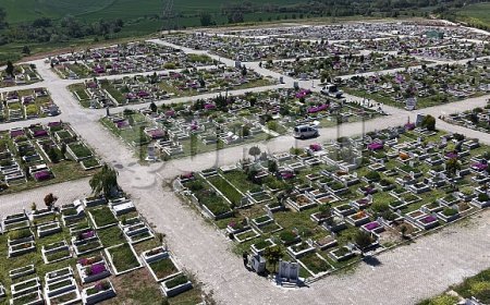 BÜYÜKŞEHİR’DEN İL GENELİNDEKİ MEZARLIKLARDA BAYRAM MESAİSİ