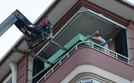 250 kiloluk kişinin cenazesi 4. kattaki evinden forkliftle indirildi
