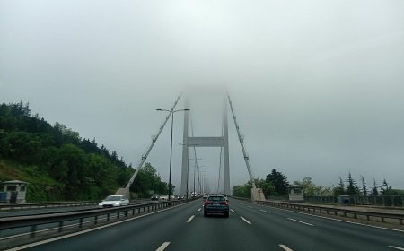 Kurban Bayramı tatilinin ikinci gününde İstanbul’u sis yuttu! Köprü gözden kayboldu