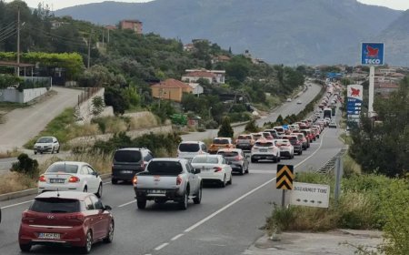 Tatilci akını devam ediyor: 22 kilometre araç kuyruğu oluştu