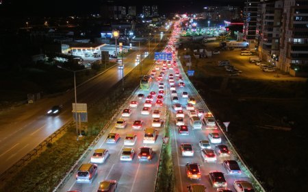 Tatilciler dönüş yolunda. Trafik kilometrelerce uzadı